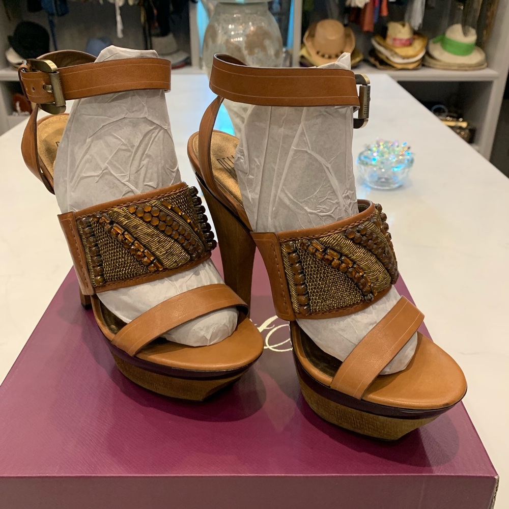 PELLA MODA LEATHER PLATFORM HEELS NWOB